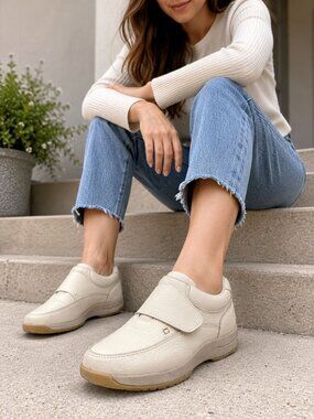 Walkabout Beige Leather Womens Velcro Shoes Size 9.5D Casual Comfort Slip-On